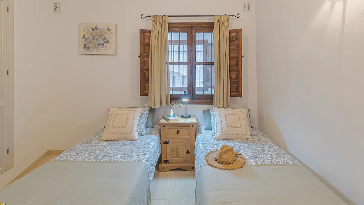 Twin bedroom with two single beds – apartment for sale in Frigiliana