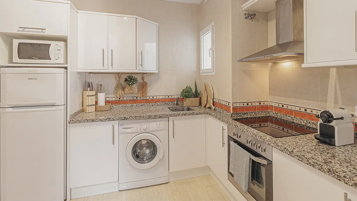 Kitchen with oven and washing machine – apartment on Calle las Huertas 12, Frigiliana