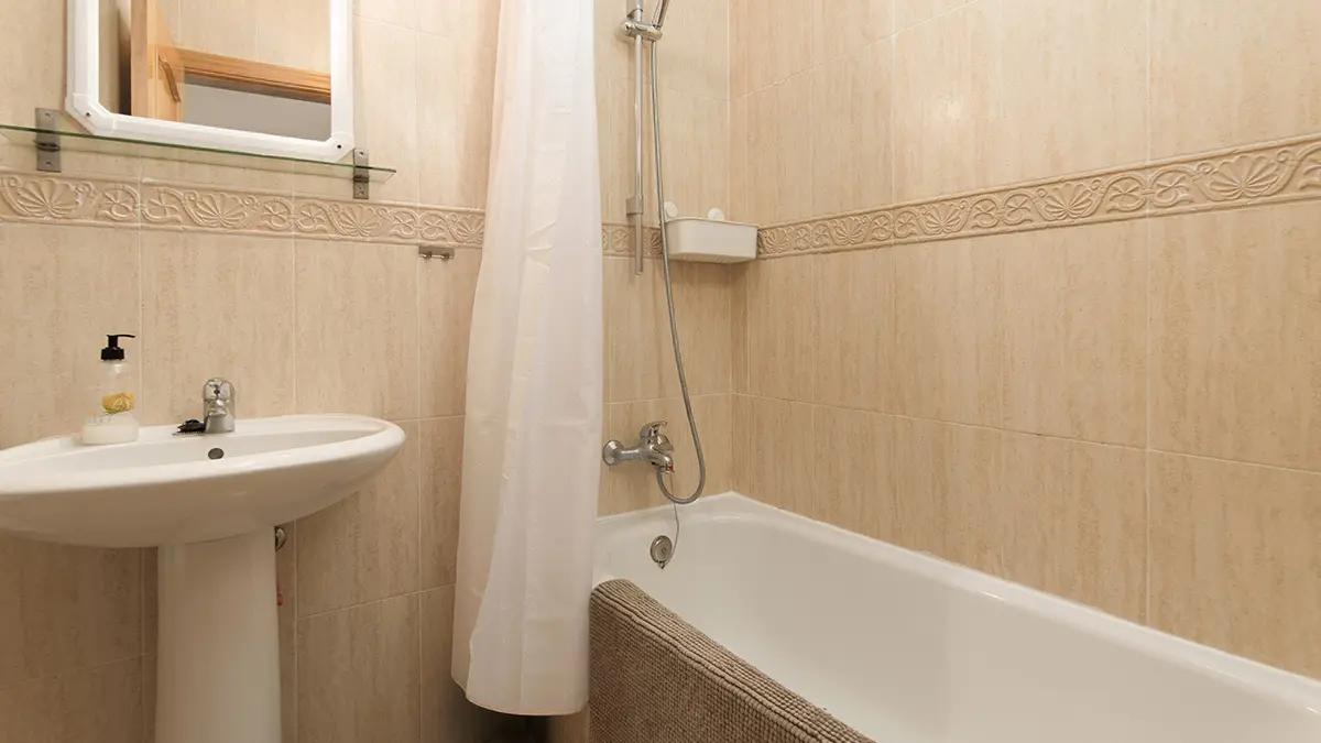 Bathroom with bathtub – apartment on Calle las Huertas 12, Frigiliana