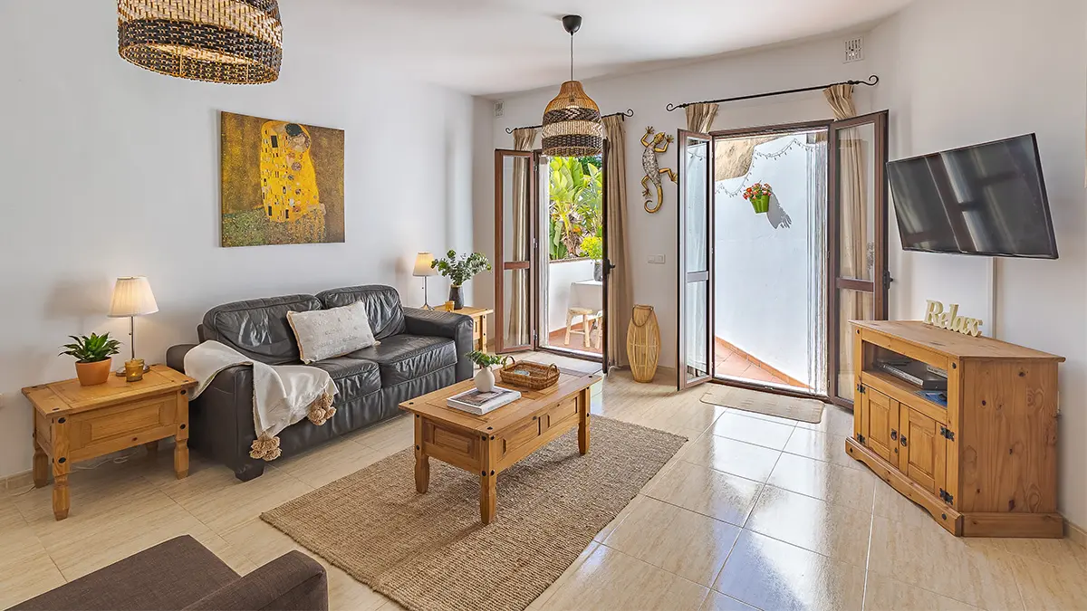 Living room opening onto the terrace – apartment on Calle las Huertas 12, Frigiliana