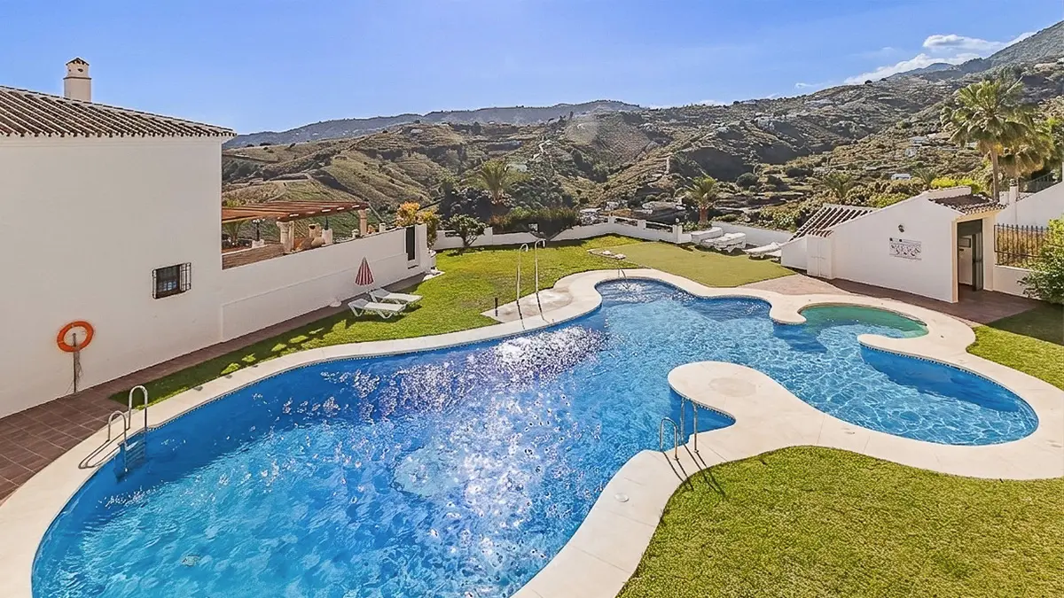 Communal swimming pool with mountain views – apartment for sale in Frigiliana