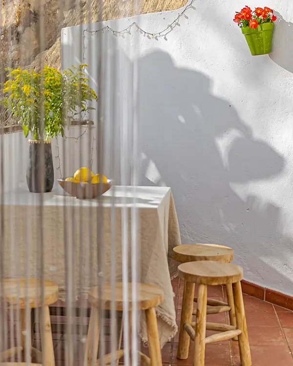 Sunny terrace with dining table and flowers – apartment for sale in Frigiliana