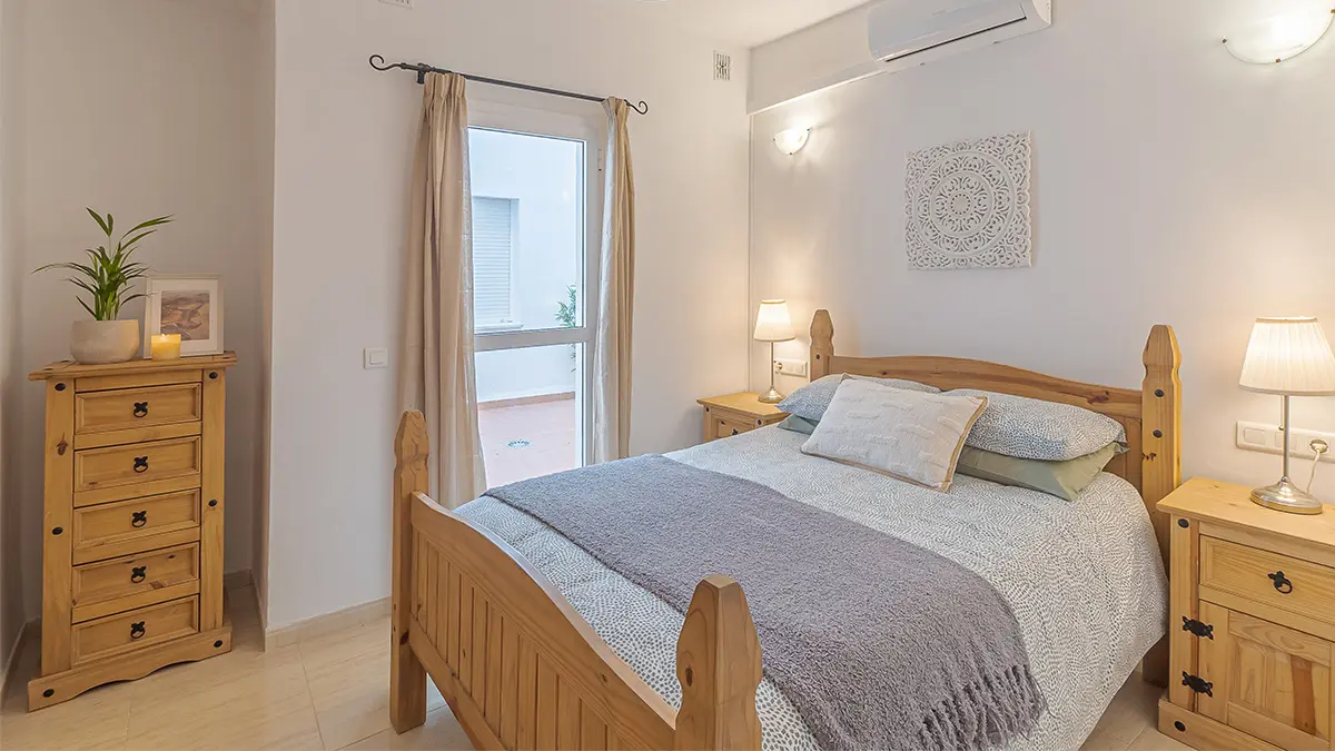 Double bedroom with wooden chest of drawers – apartment for sale in Frigiliana