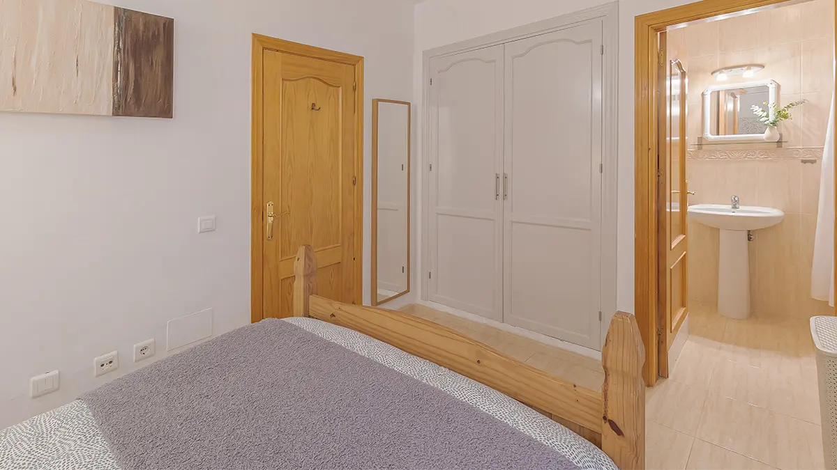 Bedroom with built-in wardrobe – apartment on Calle las Huertas 12, Frigiliana