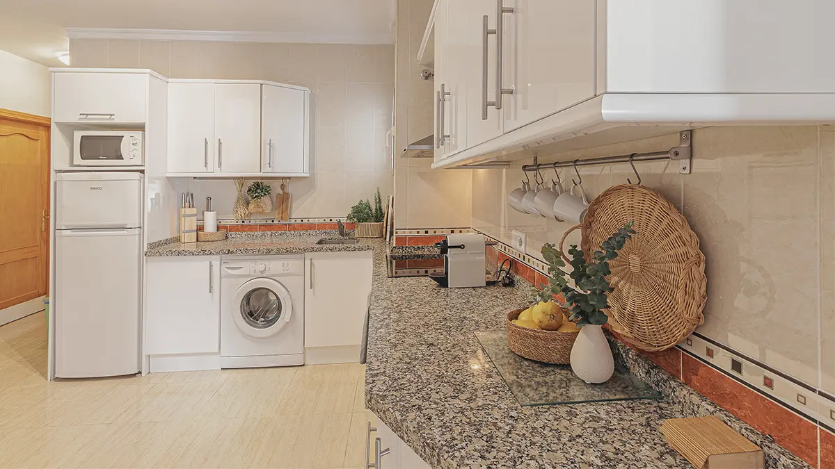 Fitted kitchen with granite worktops – apartment for sale in Frigiliana