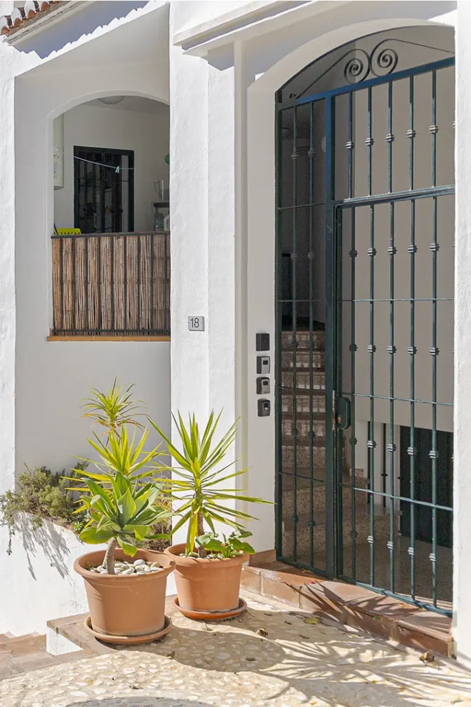 Whitewashed entrance with wrought-iron gate – Casa Mirador project by Studio Blanco
