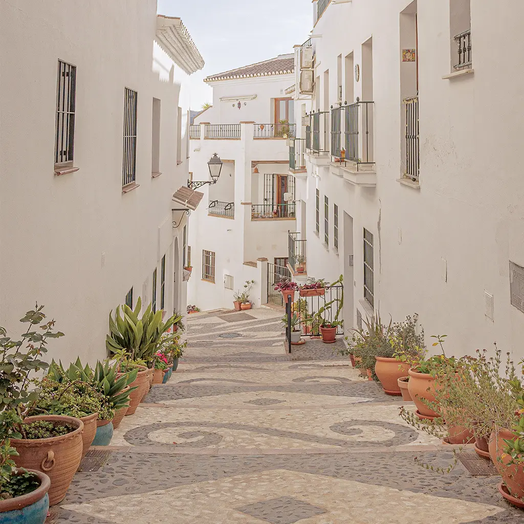 Whitewashed street with pebble mosaic in Frigiliana – Studio Blanco